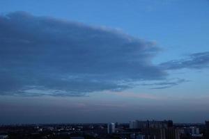 donker blauw wolk met wit licht zonsondergang lucht achtergrond en stad licht middernacht avond tijd foto