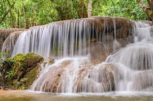 landschap van huai mae khamin waterval srinakarin nationaal park Bij kanchanaburi thailand.huai mae khamin waterval zesde verdieping dong phi aanklagen foto