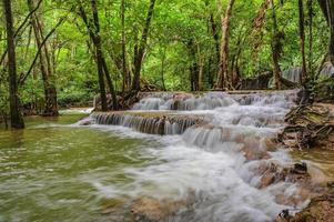 landschap waterval van huai mae khamin waterval srinakarin nationaal park Bij kanchanaburi Thailand. foto