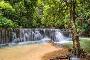 landschap waterval van huai mae khamin waterval srinakarin nationaal park Bij kanchanaburi Thailand. foto