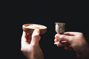 concept van Eucharistie of heilig gemeenschap van Christendom. Eucharistie is sacrament ingesteld door Jezus. gedurende laatste avondmaal met discipelen. brood en wijn is lichaam en bloed van Jezus Christus van christenen. foto