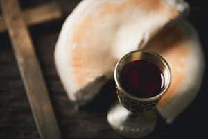 concept van Eucharistie of heilig gemeenschap van Christendom. Eucharistie is sacrament ingesteld door Jezus. gedurende laatste avondmaal met discipelen. brood en wijn is lichaam en bloed van Jezus Christus van christenen. foto