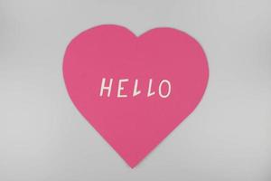 roze groot hart met de woord Hallo. de concept van Valentijnsdag dag, moeder dag, maart 8, vrienden' dag. foto
