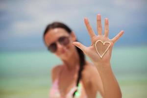 mooi jong vrouw Aan de strand foto