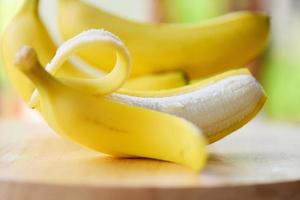 banaan Pel - dichtbij omhoog od vers rijp een banaan fruit geschild Aan houten bord foto