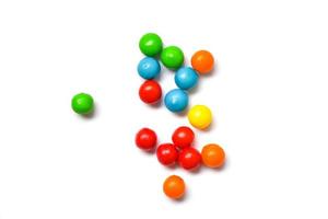 gekleurde snoepjes - kleurrijk van kleine chocolaatjes snoep op witte achtergrond, bovenaanzicht foto
