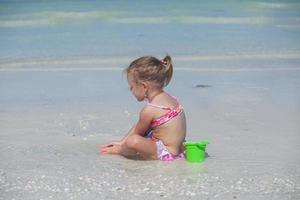 mooi weinig meisje Aan de strand foto