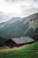 houten hut in de Alpen met bergen in de achtergrond panorama foto