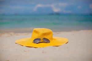 hoed en zonnebril Aan de strand foto