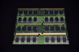 blauw RAM bars Aan een zwart achtergrond. computer geheugen chips. computer chips. foto