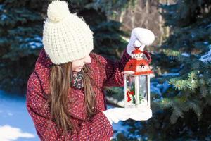 vrouw met Kerstmis lamp ornament foto