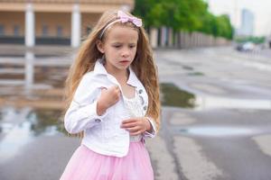 weinig meisje gekleed net zo ballerina foto