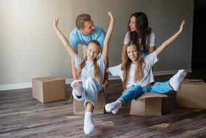 familie in beweging en inpakken foto