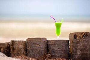 groen drinken door de strand foto
