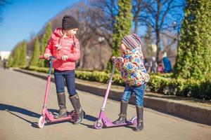 weinig zussen rijden scooters buitenshuis foto