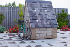 tuin schuur en fiets foto