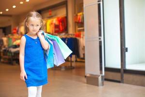 weinig meisje met boodschappen doen Tassen foto