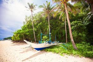 toneel- strand visie met boot foto