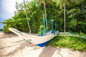 toneel- strand visie met boot foto