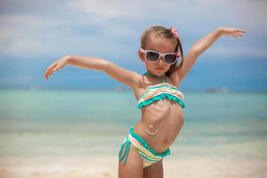 weinig meisje hebben pret Aan de strand foto