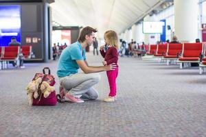 vader en dochter Aan de luchthaven foto