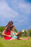 moeder en dochter lezing buitenshuis foto