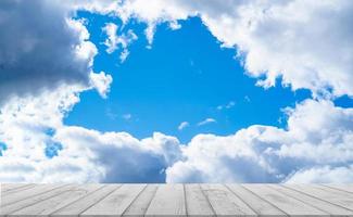 wit hout tafel top met blauw lucht en wolken achtergrond,leeg houten tafel structuur Aan lucht met vrij van pluizig wolk grens in zonnig dag zomer, horizon backdrop achtergrond voor voorjaar Product foto