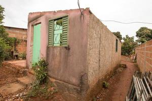 platina, goias, Brazilië, februari 18 2023 een slecht gebouwd huis in Brazilië, dat is Aan de berm van instortend foto