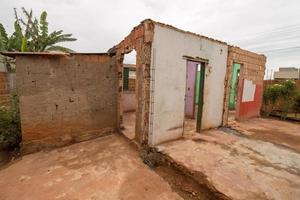 platina, goias, Brazilië, februari 18 2023 een slecht gebouwd huis in Brazilië, dat is Aan de berm van instortend foto