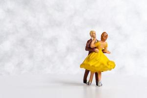 miniatuur paar dansen Aan dans verdieping , Internationale dans dag concept foto