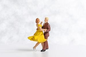 miniatuur paar dansen Aan dans verdieping , Internationale dans dag concept foto