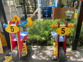 kleurrijk speelplaats gemaakt van plastic leeg buitenshuis speelplaats reeks speelplaats apparatuur.tuin apparatuur. kinderen schuiven. school- tuin. speelplaats in de park. foto