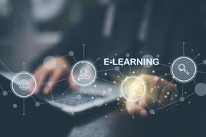 concept e-learning opleiding, zakenman hand- tintje online onderwijs icoon Aan virtueel scherm. internet lessen en online webinar, online lessen Aan een digitaal scherm.onderwijs internet technologie. foto