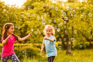 broers en zussen blazen zeep bubbels foto