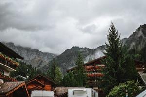 houten hut in de Alpen met bergen in de achtergrond panorama foto