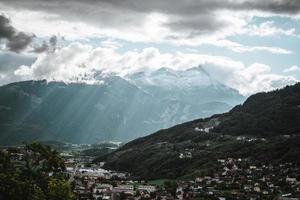 majestueus bergen in de Alpen gedekt met bomen en wolken foto