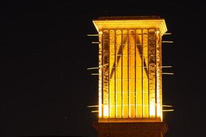 windvanger van een huis in yazd stad, iran. Bij nacht verlichte foto