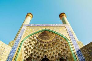 isfahan, ik rende - 15e kunnen, 2022 - Ingang in de vrijdag moskee ,jam moskee van Isfahan met tuin voorgrond foto