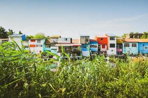 bandar anzali, ik rende - 10e juni, 2022 - mooi kleurrijk Iraans huizen langs wetlands rivier- in bandar anzali, Kaspische zee kust toerist attractie. noorden iran, Gilan provincie foto