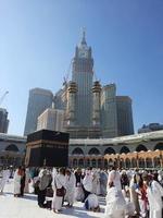 mekka, saudi Arabië, jan 2023 - pelgrims van allemaal over- de wereld zijn het uitvoeren van tawaf in masjid al haram in mekka. foto
