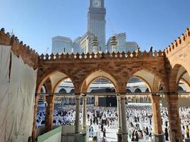 mekka, saudi Arabië, jan 2023 - pelgrims van allemaal over- de wereld zijn het uitvoeren van tawaf in masjid al haram in mekka. foto