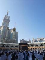 mekka, saudi Arabië, jan 2023 - pelgrims van allemaal over- de wereld zijn het uitvoeren van tawaf in masjid al haram in mekka. foto