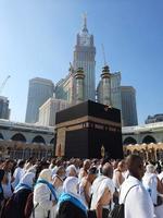 mekka, saudi Arabië, jan 2023 - pelgrims van allemaal over- de wereld zijn het uitvoeren van tawaf in masjid al haram in mekka. foto