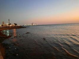 mooi avond en kleurrijk zonsondergang Bij jeddah corniche. foto