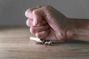 Nee roken. Mens hou op rook, weigeren, afwijzen, kapot maken, verpletteren sigaret, zeggen Nee. stoppen roken voor Gezondheid. wereld tabak dag. drugs, long kanker, ademhaling, long ziekte, verdovend, nicotine foto