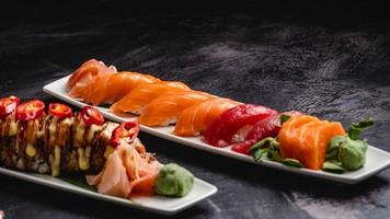 borden gevulde met verschillend types van sushi, saki sushi, kraken sushi. foto