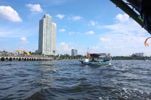 buiten loungen kom tot rust vakantie strand bar blauw paradijs zee en kokosnoot boom in reizen gemakkelijk langzaam kilte verfrissing zomer. foto