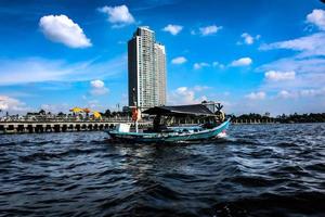 buiten loungen kom tot rust vakantie strand bar blauw paradijs zee en kokosnoot boom in reizen gemakkelijk langzaam kilte verfrissing zomer. foto