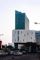 modern kantoor gebouw in de stad met blauw lucht foto