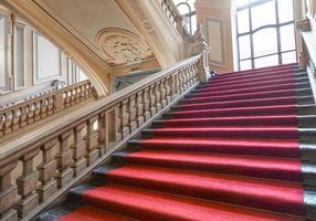 turijn, Italië - palazzo barolo trappenhuis. luxe paleis met oud barok interieur en rood tapijt foto